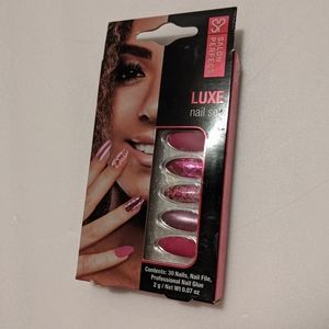 Salon Perfect Luxe Nails Fuschia medium oval shape
